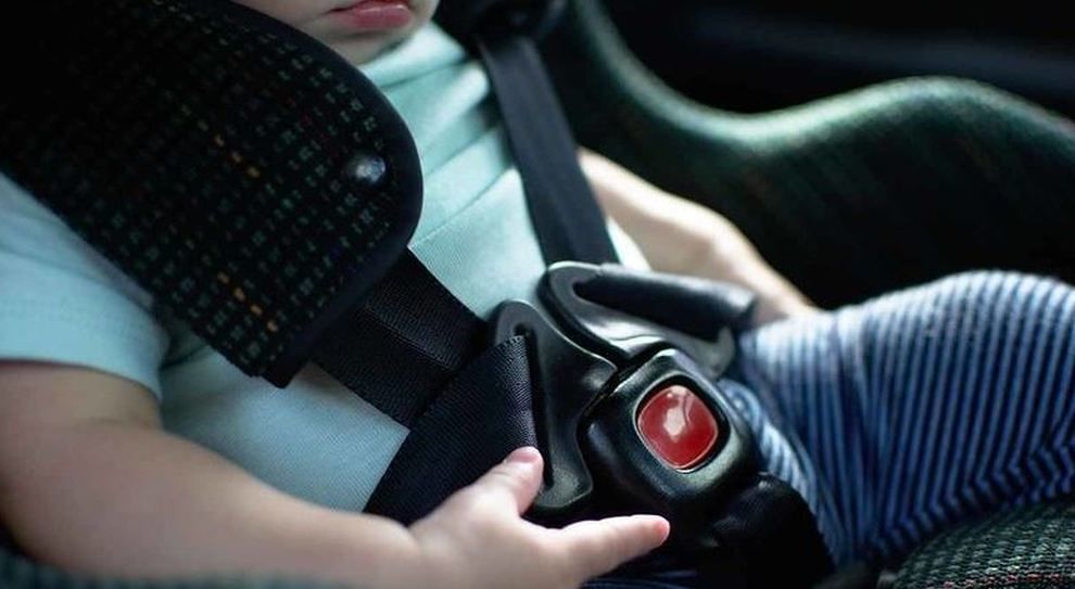 Seggiolini antiabbandono obbligatori anche a Cagliari: multe da 81 a 326 euro per i trasgressori