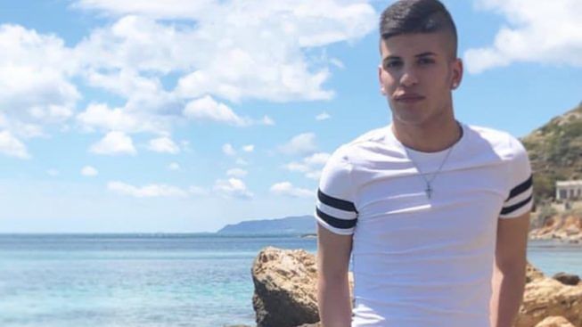 Cagliari, sopralluogo nel palazzo dove è morto Mattia Ennas: lunghe verifiche di medici ed esperti