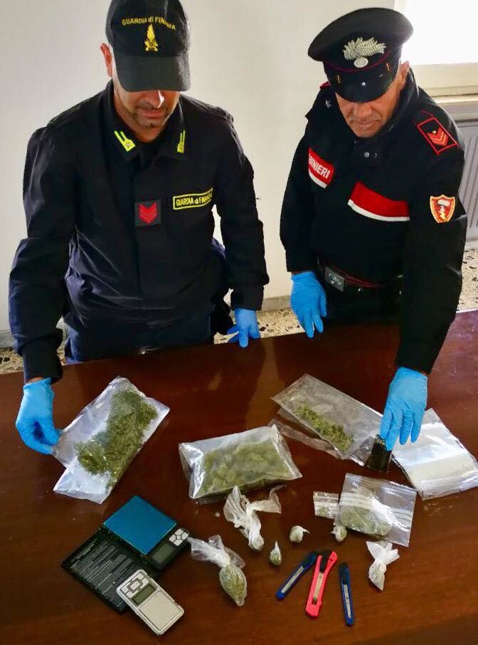 Due etti di hashish e uno di marijuana nascosti nel cortile di casa: un arresto a Serramanna