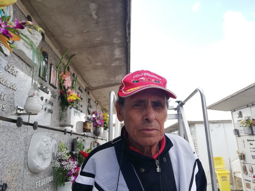 “Al cimitero di Cagliari spariscono anche forbici e lumini, così si sta rubando ai morti”