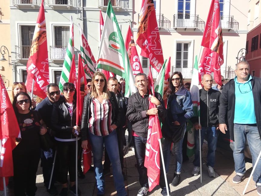 Cagliari, il dramma di 130 addetti alle pulizie delle poste: “Senza stipendio da mesi, siamo disperati”