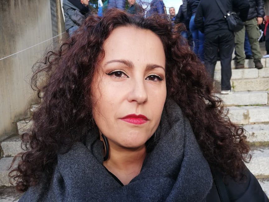 Francesca, operaia sarda di Forestas: “Assurdo spegnere incendi e rischiare la vita per mille euro”