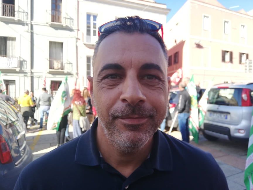 Marcello di Cagliari, addetto alle pulizie senza stipendio: “Si trova lavoro solo come cameriere”