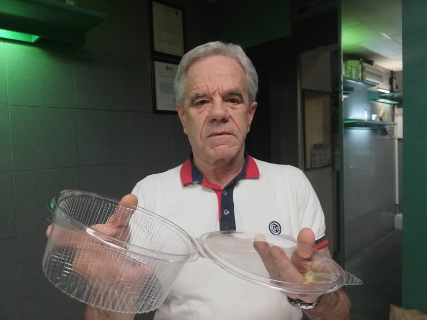 Sandro, ristoratore di Cagliari: “Ogni giorno devo smaltire tanta plastica, tassarla è un’ingiustizia”