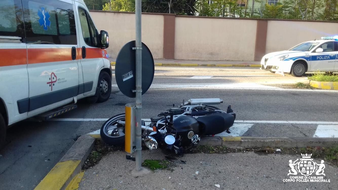 Cagliari, scontro auto-moto in via Guadazzonis: ferita una motociclista