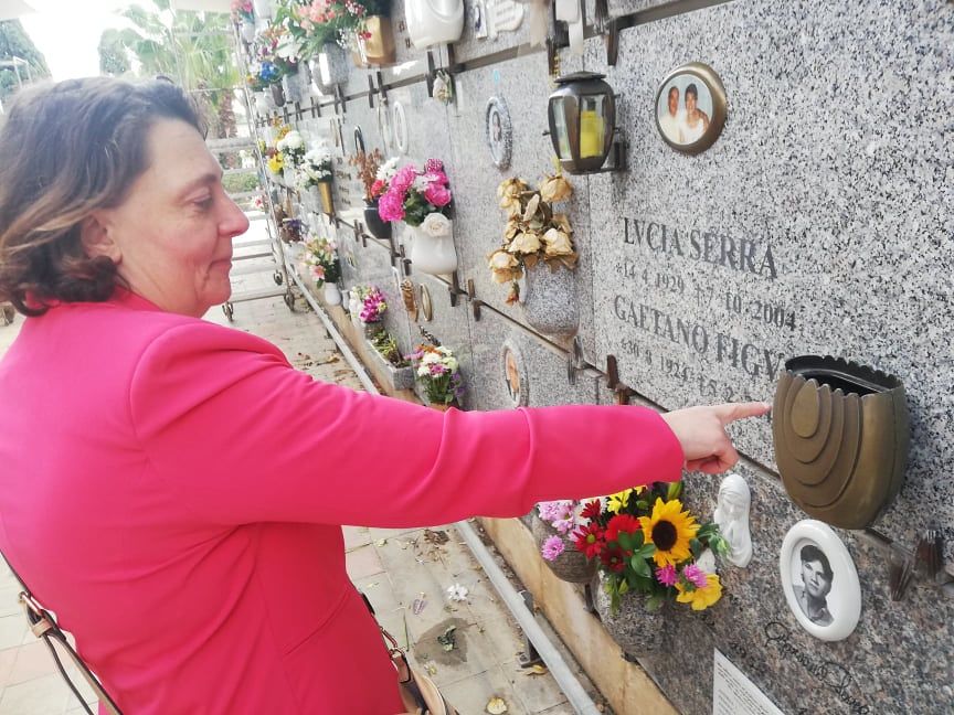 Cagliari, la rabbia di Alessandra: “Hanno rubato le rose di seta dalla tomba dei miei genitori”