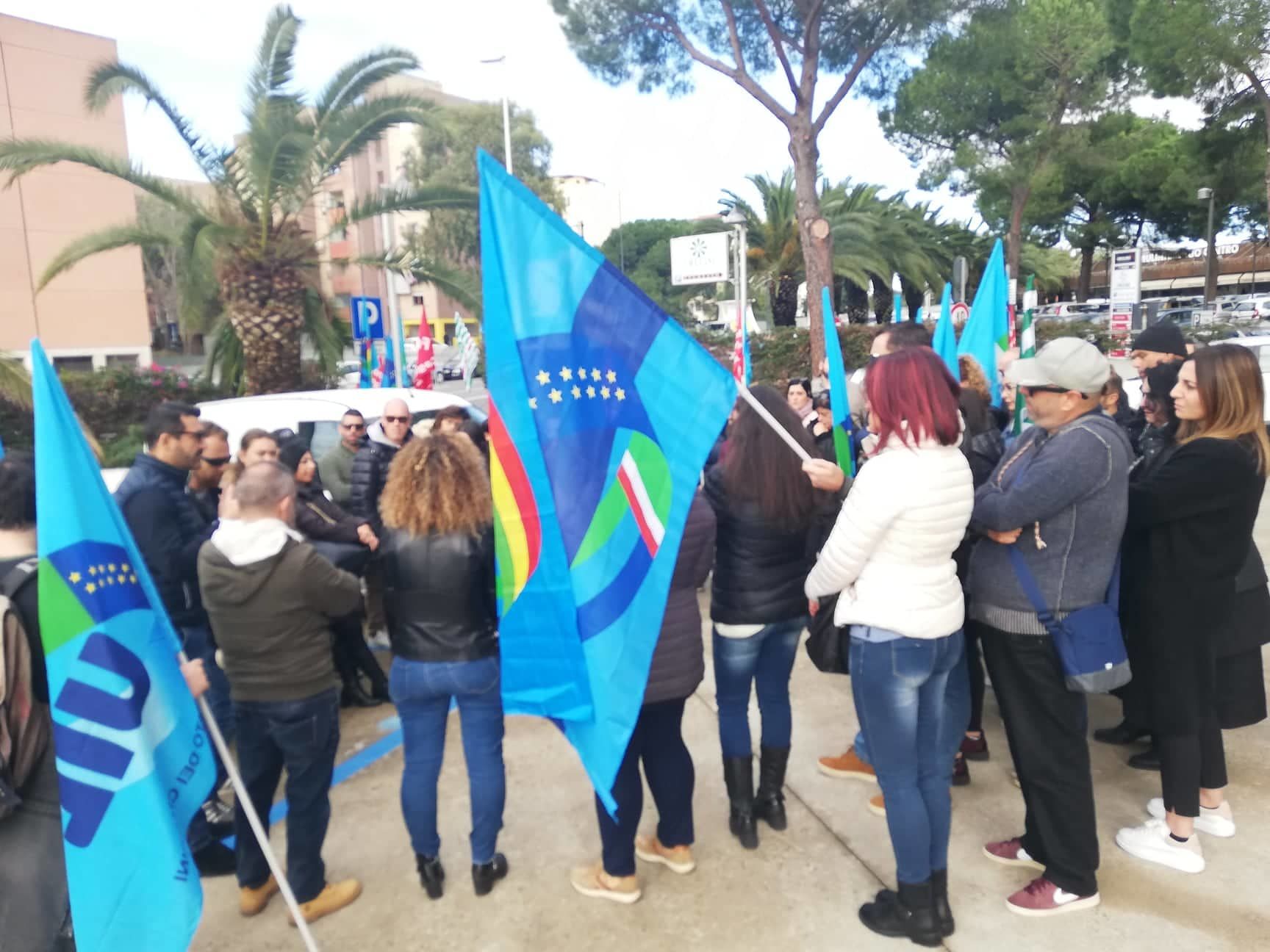 Cagliari, vittoria dei 161 lavoratori di ufficio ticket e call center all’Ats: “Lavoro sicuro per altri 4 mesi”
