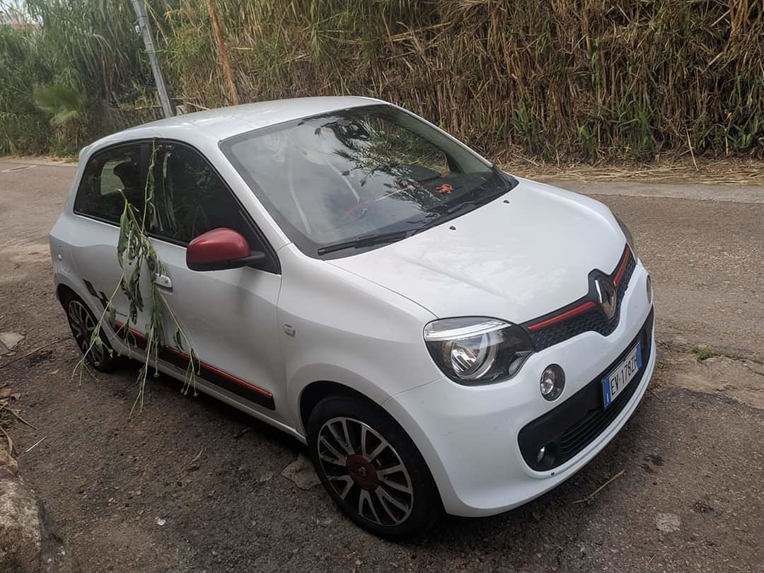 Cagliari, la denuncia di una studentessa: “Mi hanno rubato l’auto nuova in piazza del Carmine, aiutatemi”. Ritrovata in serata