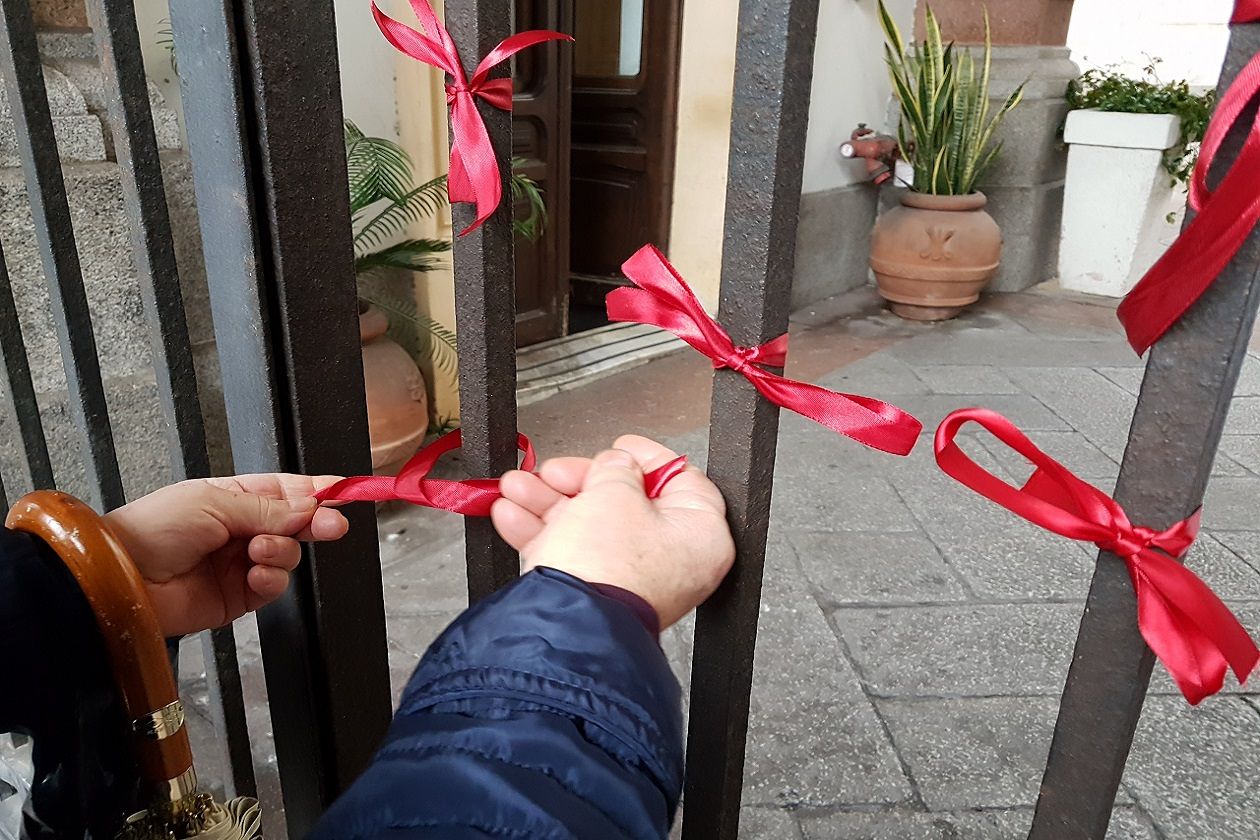 Cagliari, un nastro rosso in municipio contro la violenza