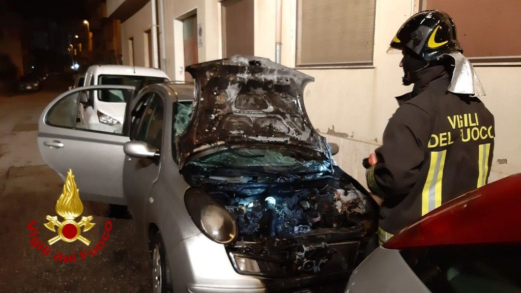 Paura a Quartu, auto in fiamme sotto le finestre di un palazzo