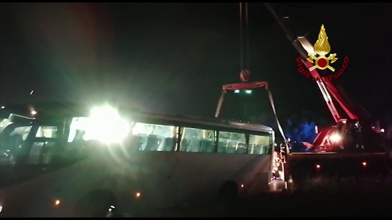 Sestu, pullman esce fuori strada e rischia di ribaltarsi: panico tra i passeggeri