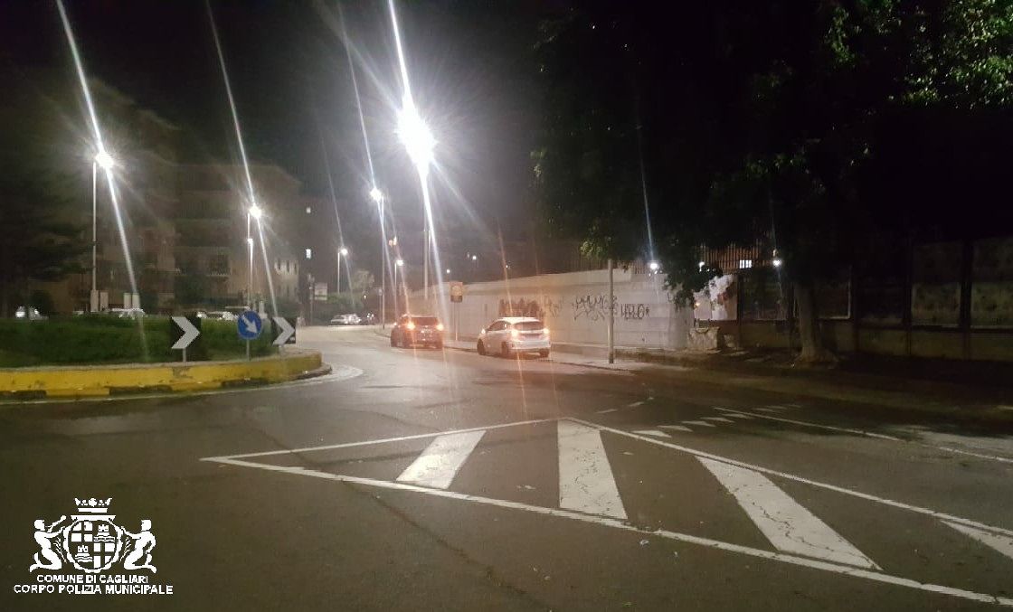 Cagliari, 20enne di Sinnai prende la rotatoria contromano e travolge un portapizze