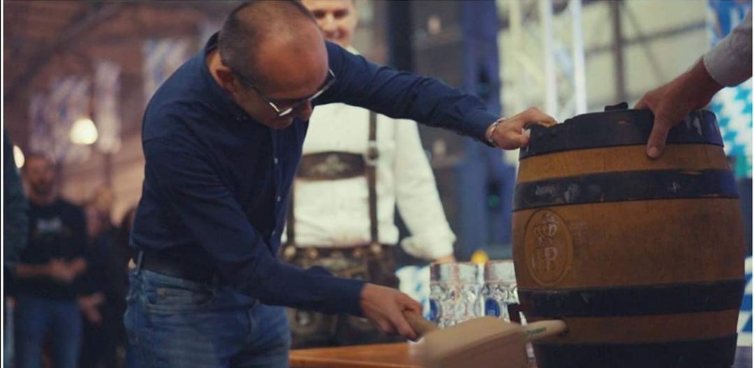 Cagliari, la classica “rottura della botte” all’Oktoberfest? La fa Truzzu, a colpi di martello