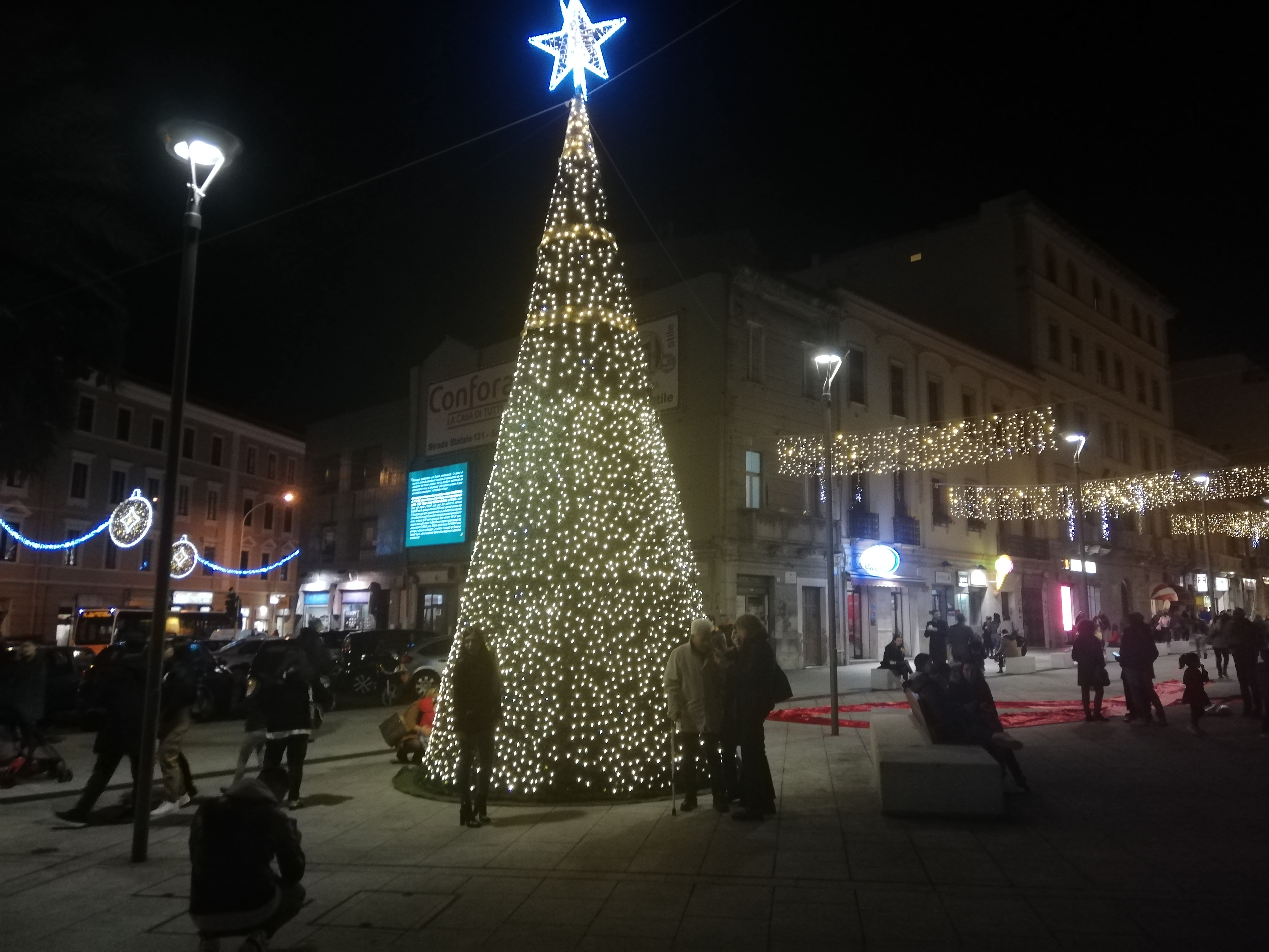 Cagliari, tutti pazzi per il maxi albero di Natale acceso in piazza Garibaldi: è pioggia di selfie