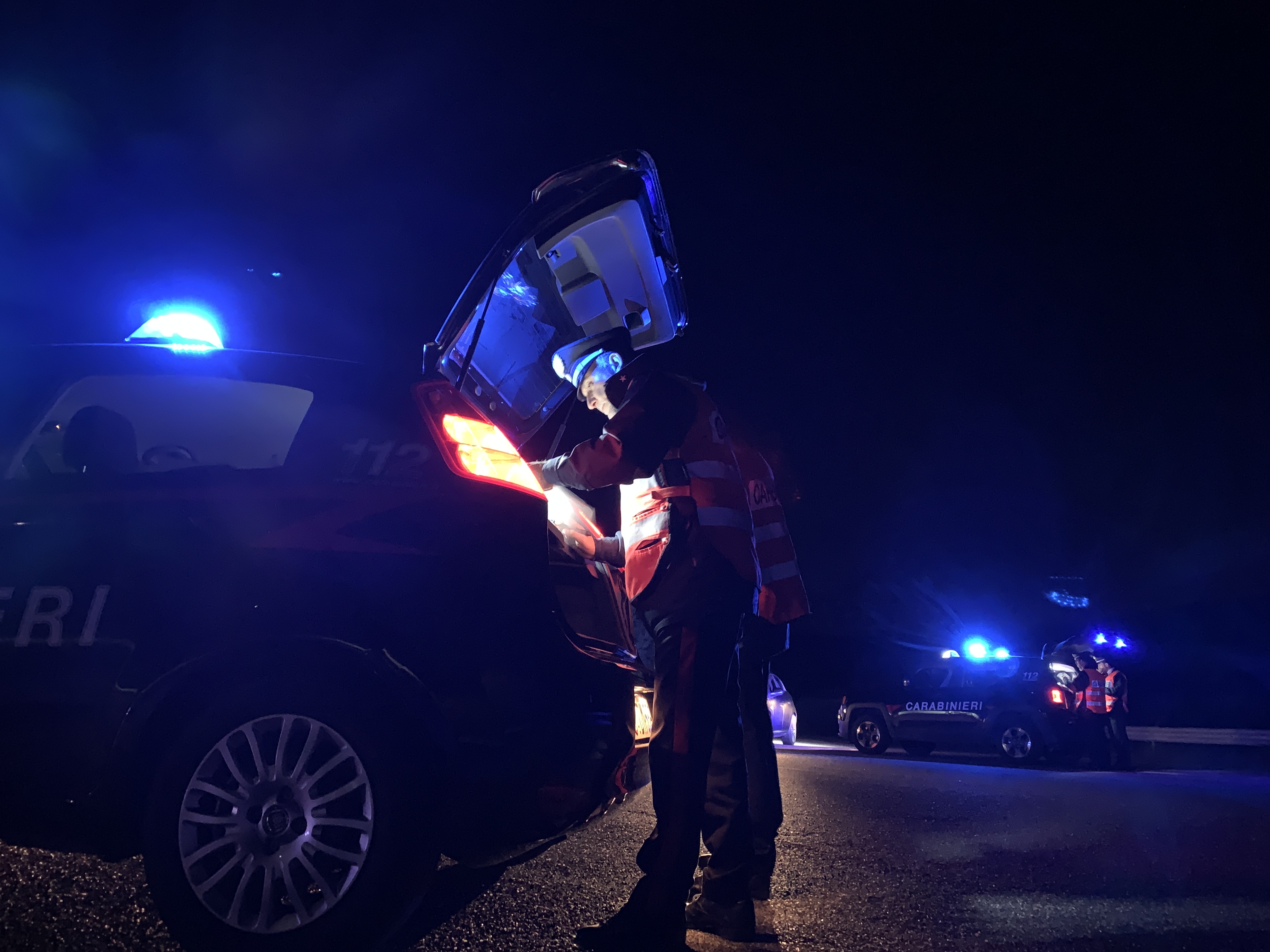 Con una mazza da baseball, un coltello e cocaina nell’auto: nei guai cagliaritana a Orotelli