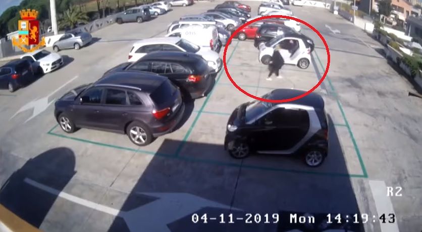 Cagliari, minaccia col coltello una donna davanti a “I Mulini” e le ruba l’auto: video choc