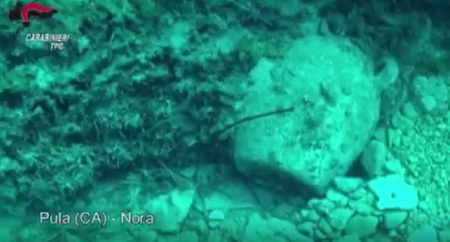 Nuovo tesoro nell’area archeologica di Nora: una giara e un’anfora affiorano dal mare