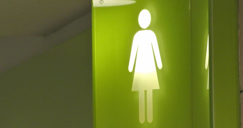 Studentesse spiate e filmate nei bagni di una scuola media superiore a Zurigo: indaga la polizia