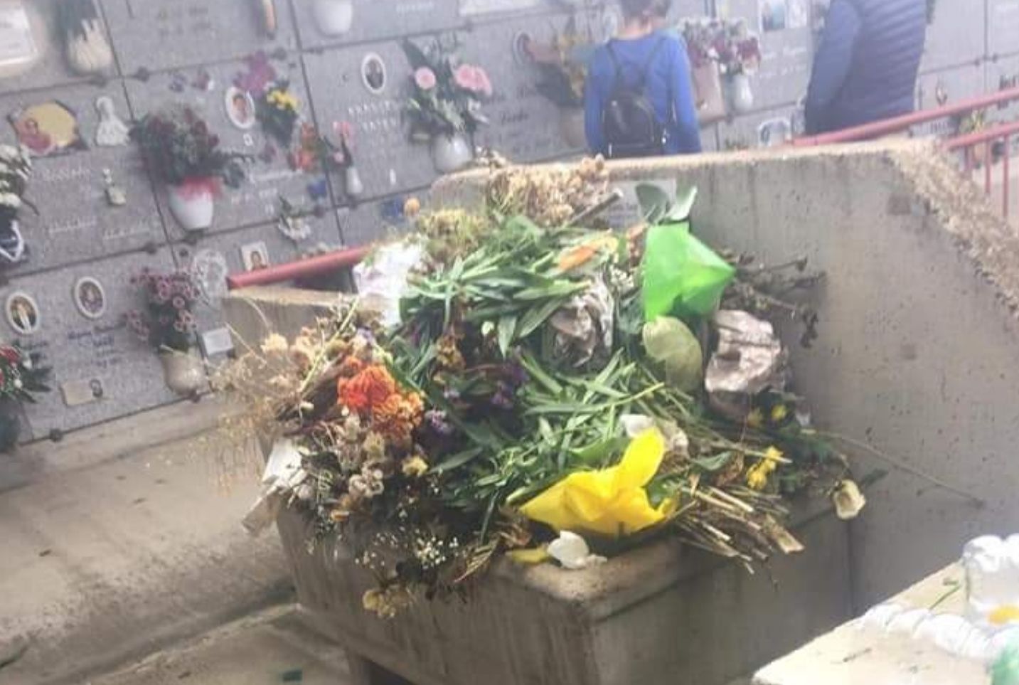 Quartu, rubinetti a secco al cimitero: “Costretti a portarci l’acqua da casa per i fiori”