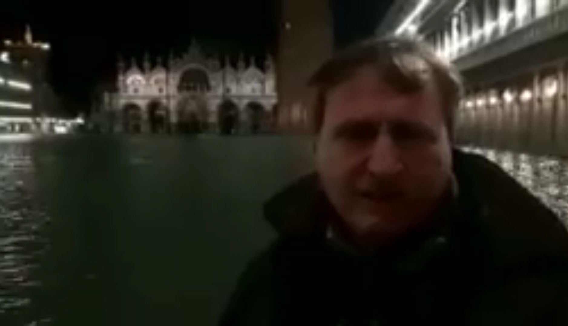 Acqua alta record a Venezia, 180 centimetri: “Chiediamo lo stato di calamità, domani scuole chiuse”
