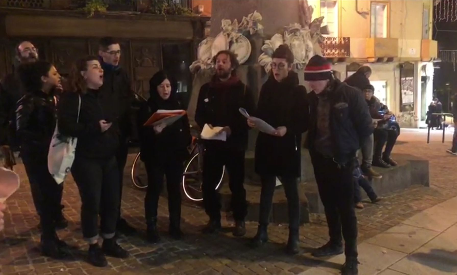 Cagliari, canti in via Manno “contro l’ordinanza anti-alcol di Truzzu e per gli antimilitaristi indagati”