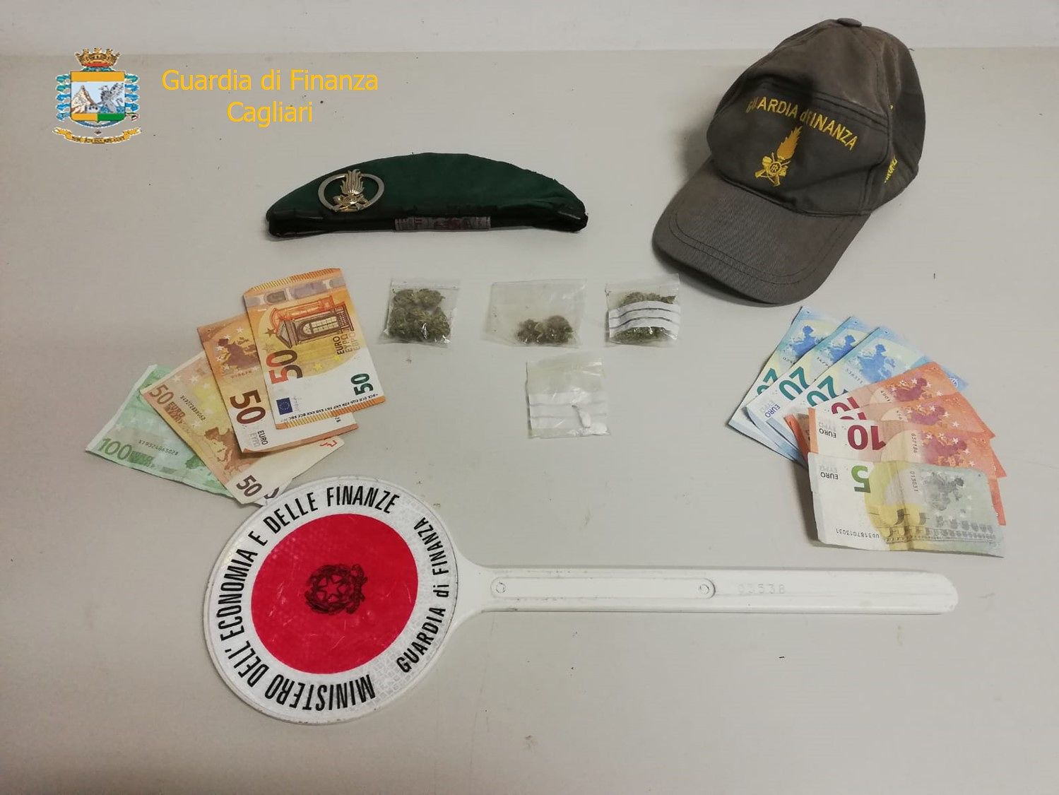 Cagliari, i Baschi Verdi arrestano uno spacciatore 23enne a Sant’Elia: cedeva droga a un 19enne