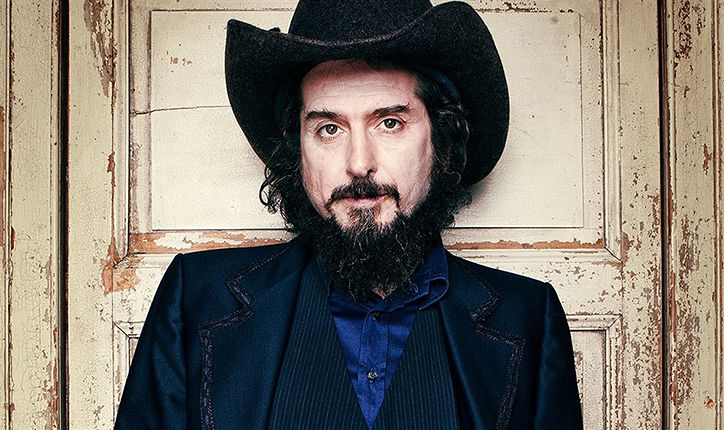 È ufficiale, Vinicio Capossela star del Capodanno a Cagliari: musica e brindisi in piazza Yenne