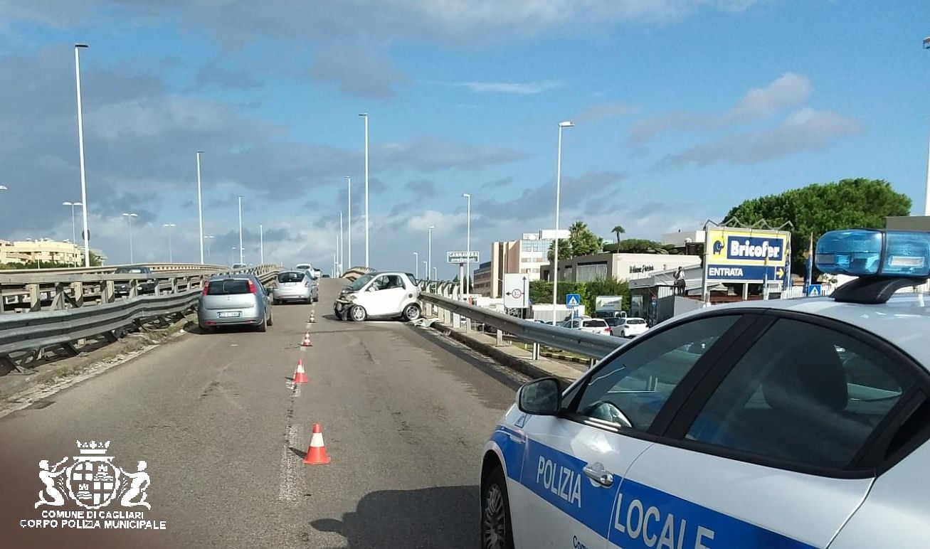 Perde il controllo della Smart sull’Asse Mediano e finisce contro il guard rail, 41enne di Quartu ferito