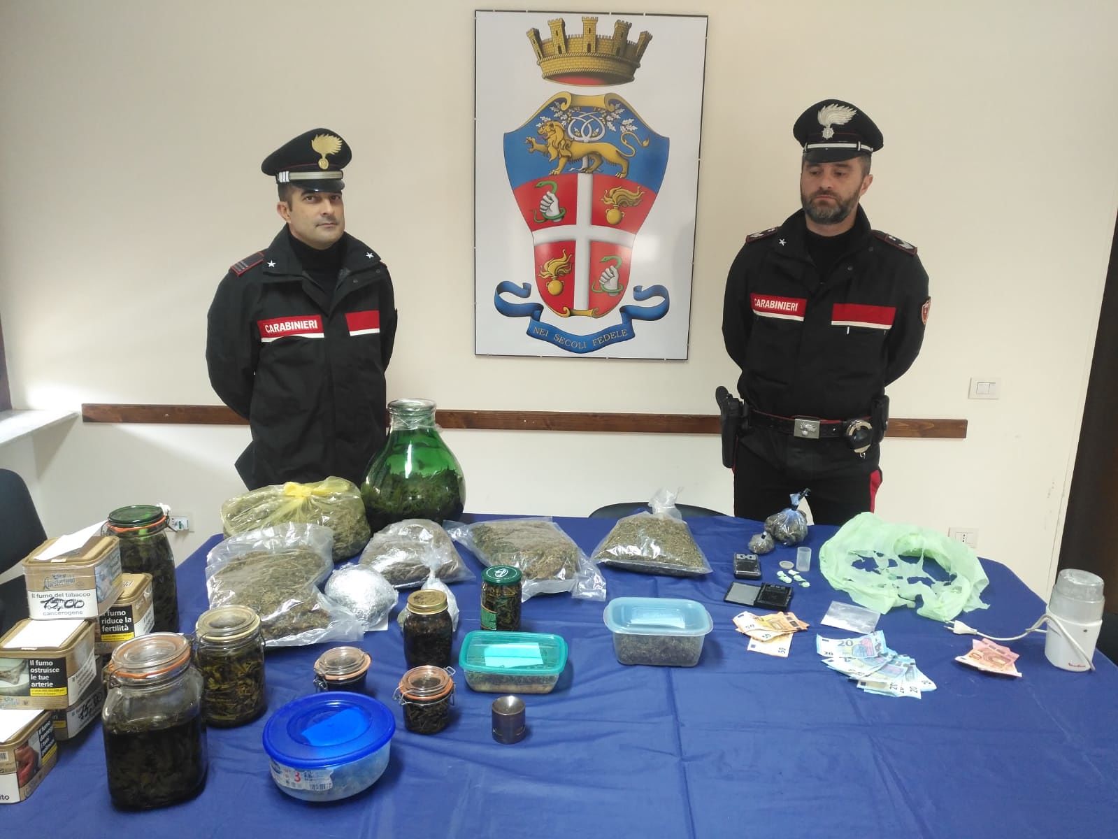 Villacidro, marijuana e cocaina nascoste in casa: arrestati un disoccupato e un pensionato
