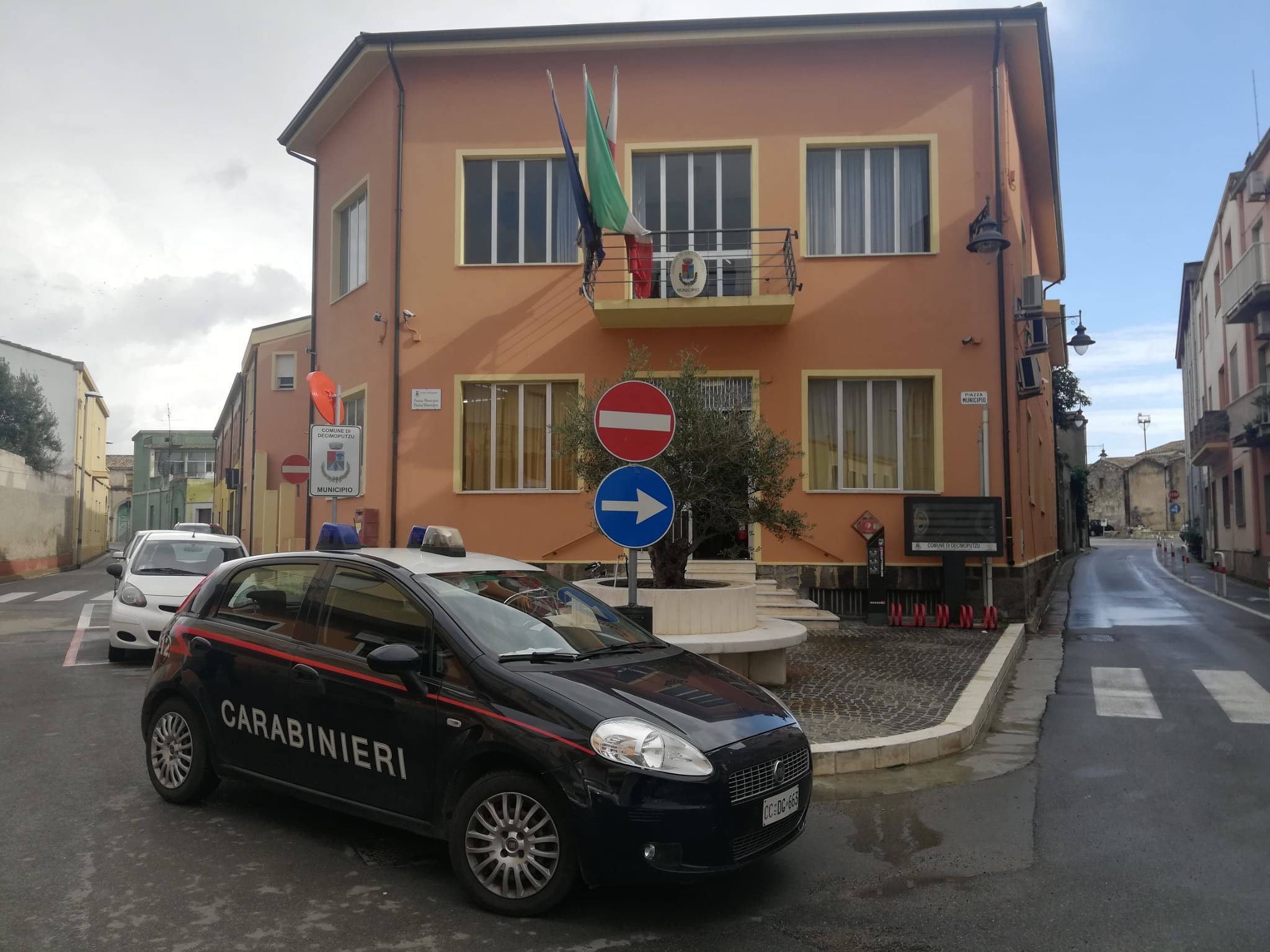 Decimoputzu, donna prende a picconate il palazzo del Comune e poi si barrica in casa