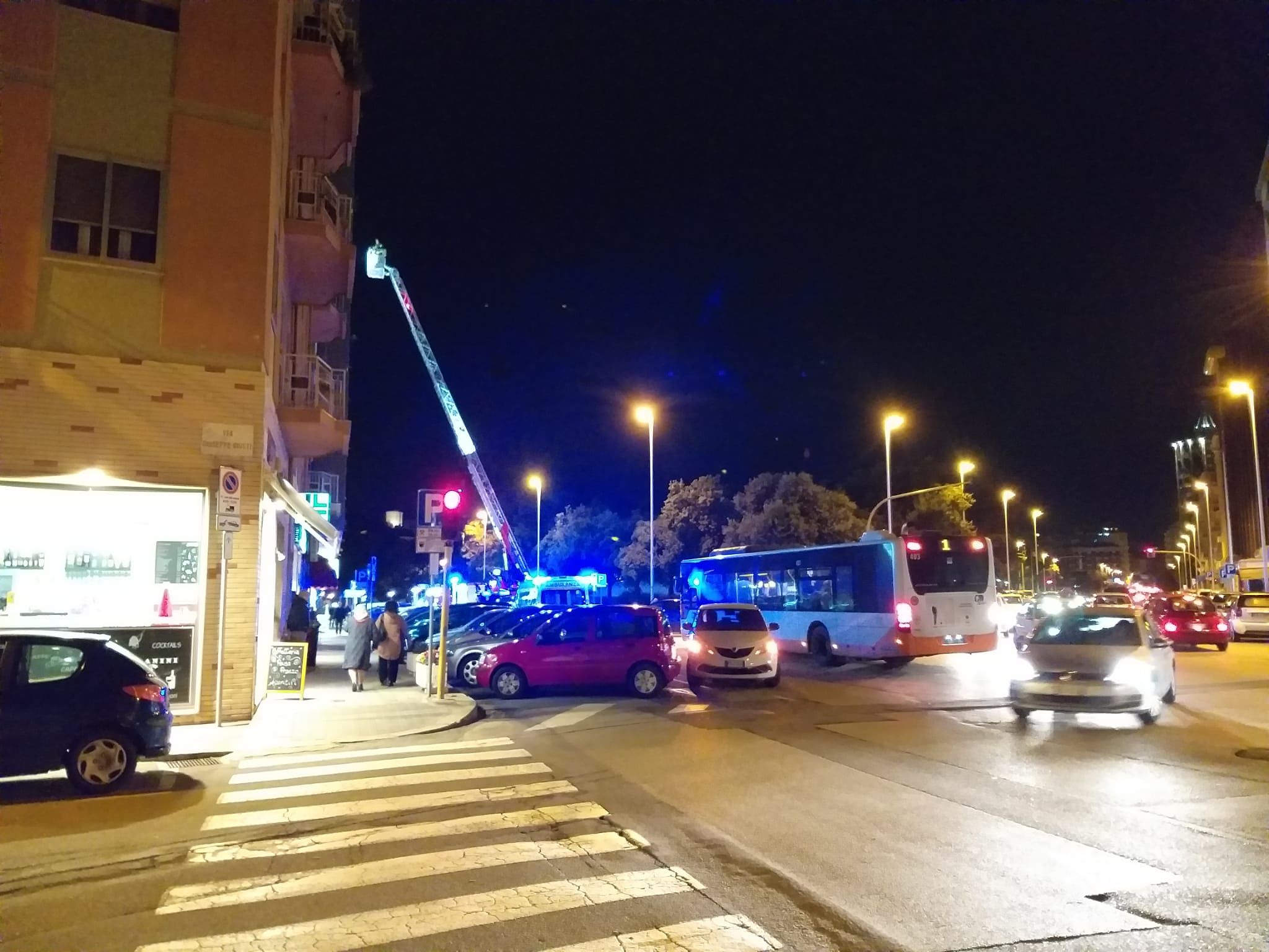 Cagliari, paura per un 70enne svenuto in casa: Vigili del fuoco e 118 in via Castiglione