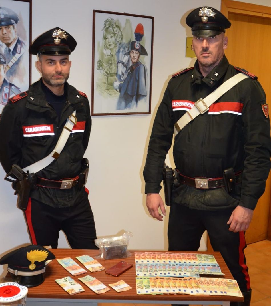 Gira in auto a Quartu senza patente ma con mezzo chilo di hascisc: 20enne in manette