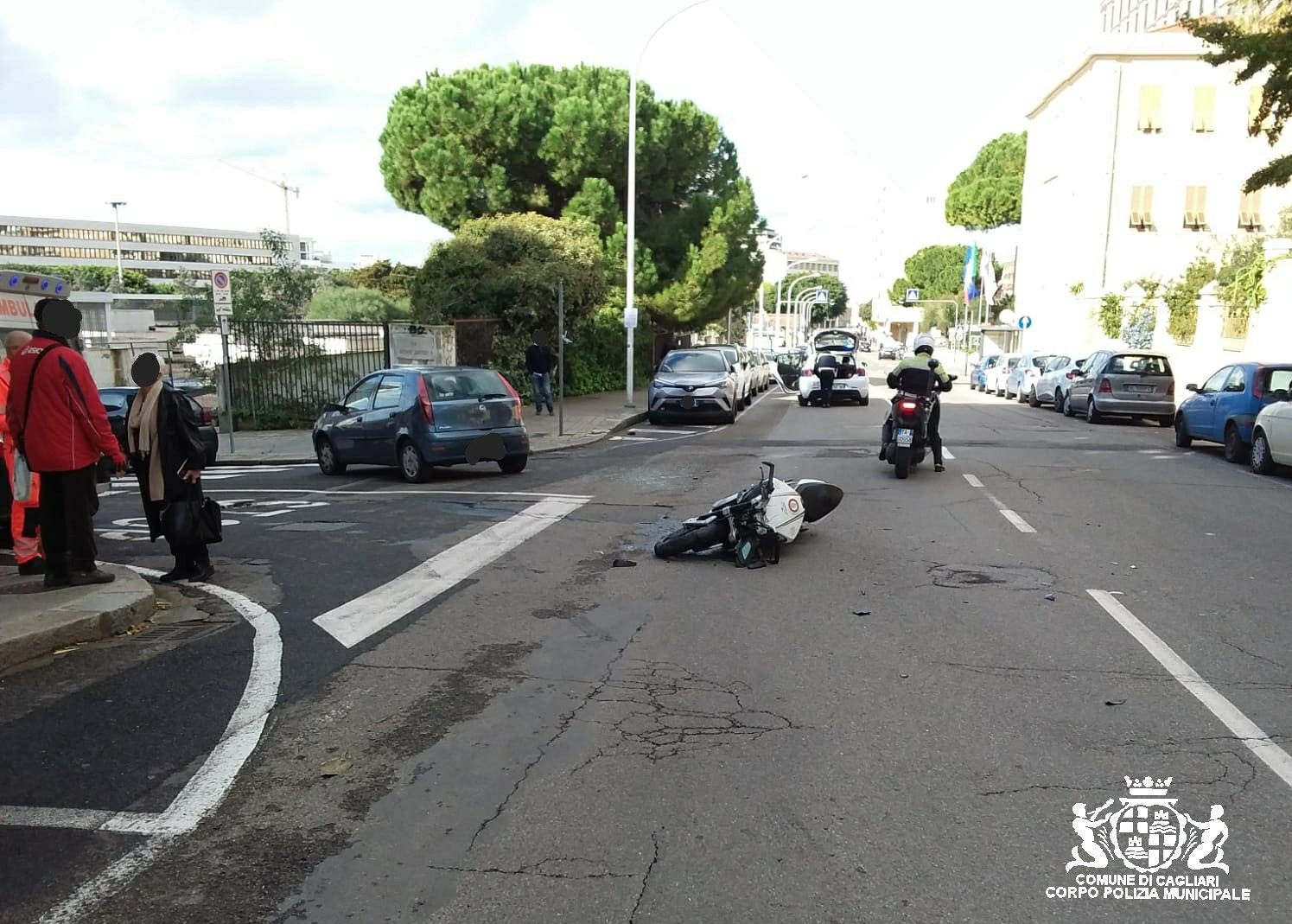 Cagliari, brutto incidente in viale Trento: 71enne al volante si scontra con un motociclista