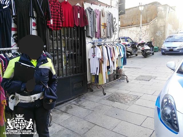 Cagliari, multati cinque negozi: merce esposta abusivamente all’esterno dei locali