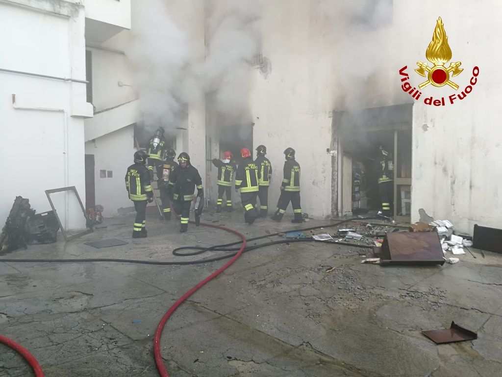 In fiamme una pasticceria in centro a Sassari: evacuata una palazzina – VIDEO