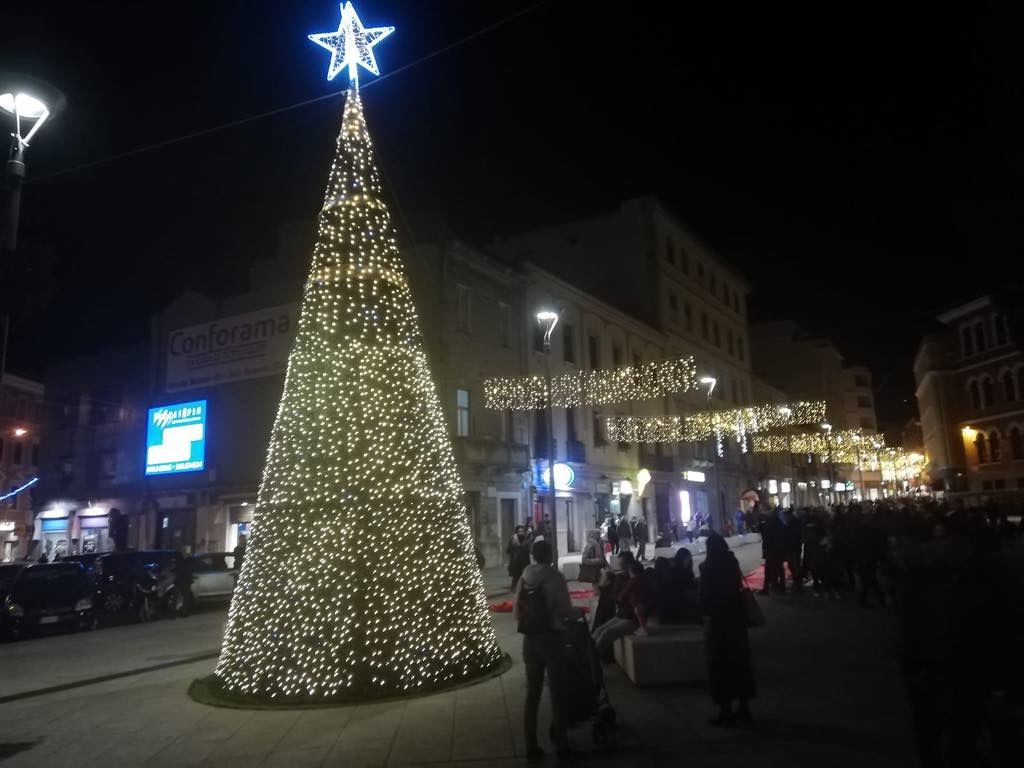 Cagliari, un bellissimo albero di Natale acceso in piazza Garibaldi: dieci metri di luce e speranza