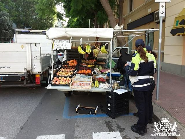 Piazza Repubblica, multati i fruttivendoli in strada: operazione della Polizia Locale e della Finanza
