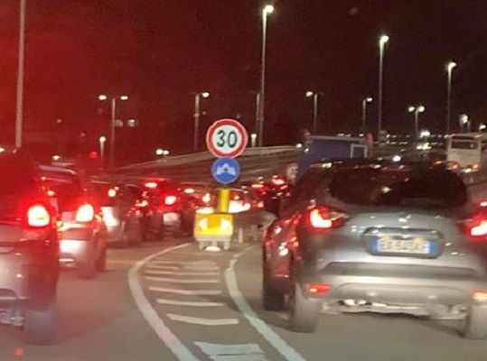 Paura sull’asse mediano a Cagliari, perde il controllo della moto e cade: grave un centauro