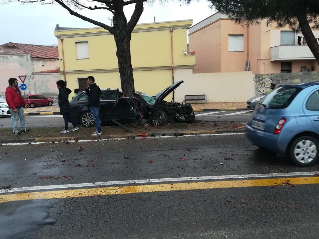 Monserrato, un ragazzo va a schiantarsi contro un albero con la sua Audi: non è grave