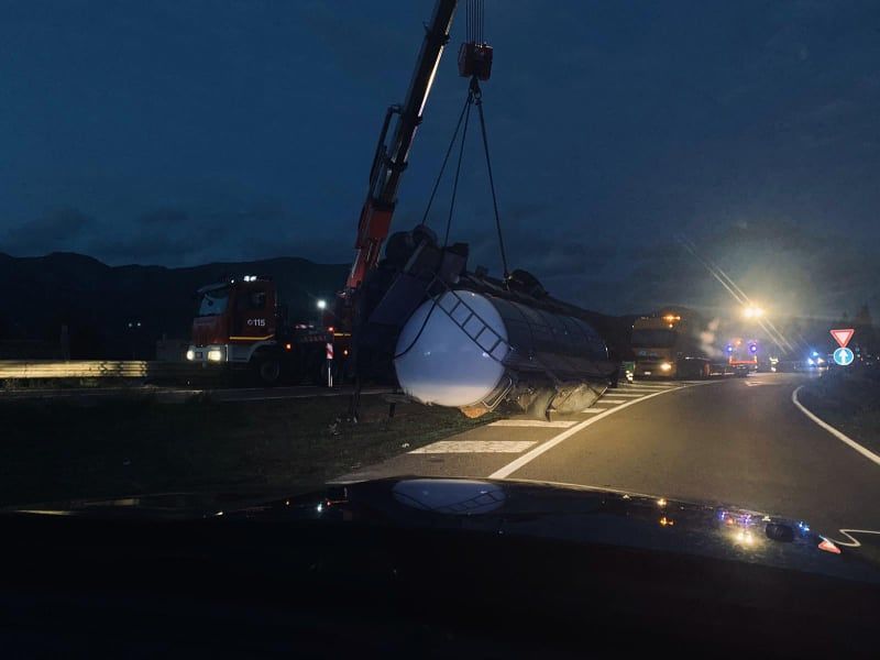 Paura a Iglesias, autocisterna colpisce il guard rail e si capovolge sulla 130