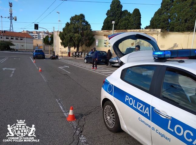 Cagliari, scontro Punto-moto in viale Bonaria: ferito il motociclista caduto sull’asfalto