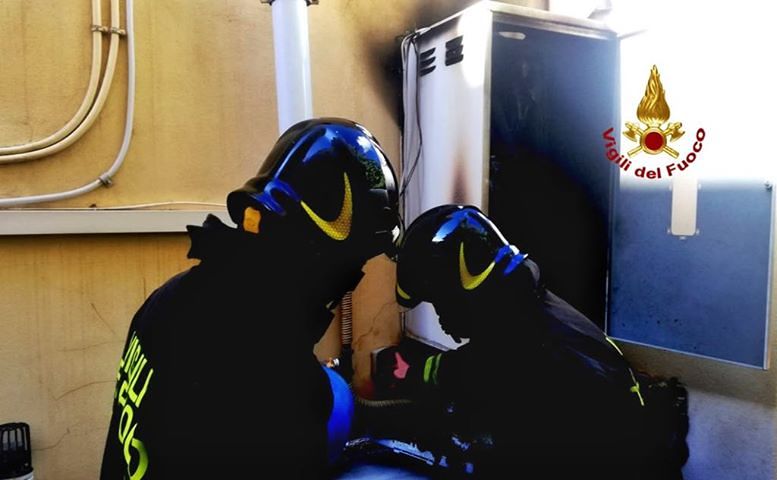 Cagliari, incendio in una caldaia in via Farina: i vigili del fuoco spengono le fiamme