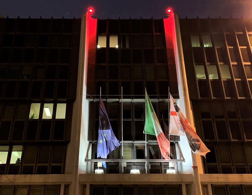 Giornata contro la violenza sulle donne, il Consiglio regionale della Sardegna si tinge di rosso