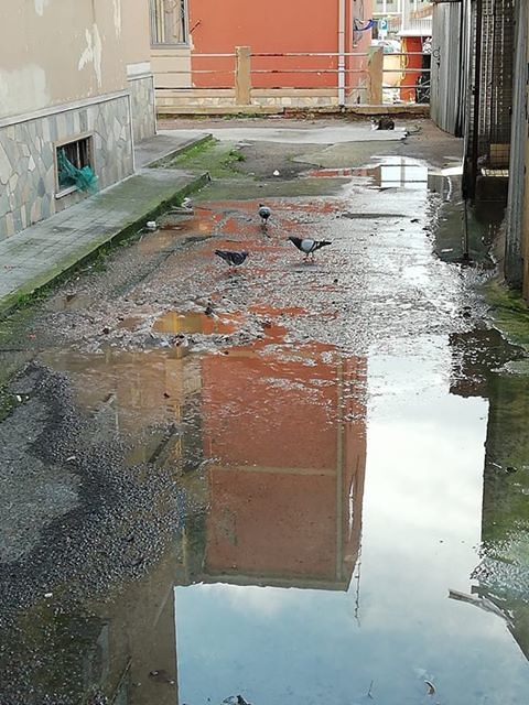 Cagliari, fogne a cielo aperto dentro la palazzina comunale: “Siamo arrabbiati, situazione disperata”