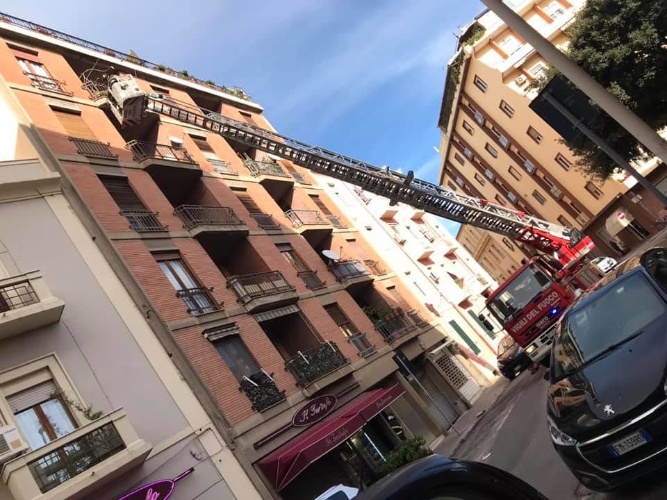 Cagliari, crolla un grosso cornicione davanti alla chiesa di Santa Lucia: vigili del fuoco sul posto