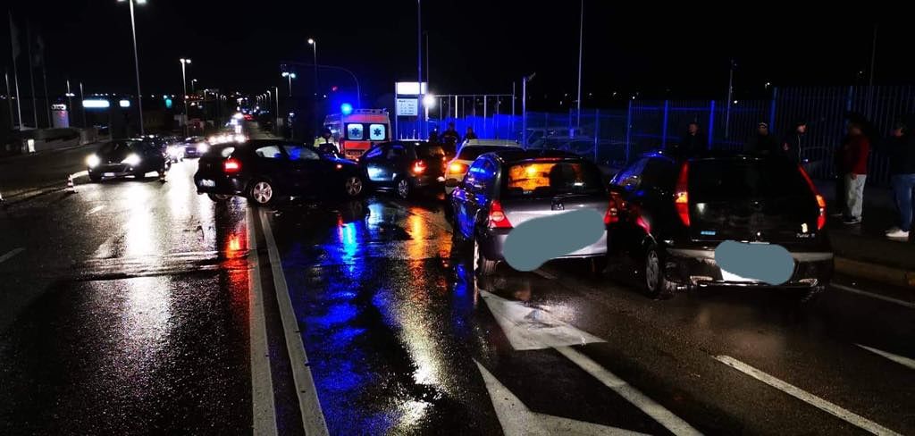 Autoscontro viale Monastir, i feriti sono due: ecco come le auto si sono “incastrate” (VIDEO)