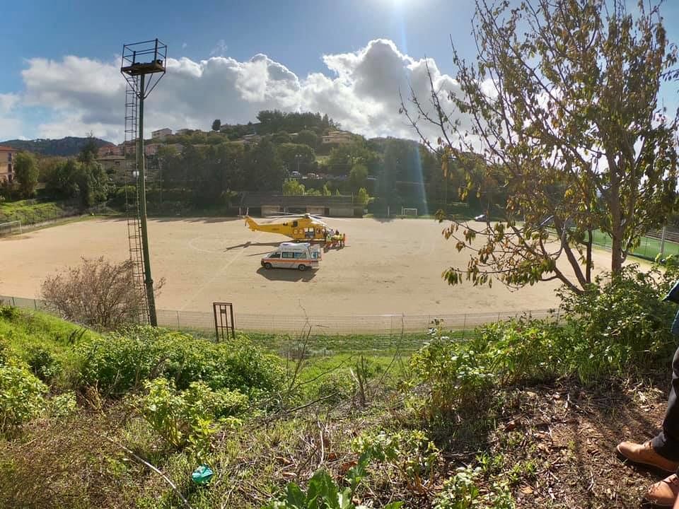 Laconi, anziano colpito da infarto mentre guida: i carabinieri gli salvano la vita 