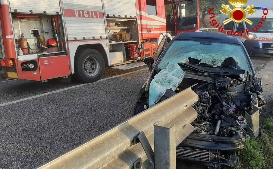 Auto contro il guard rail a Macomer, giovane vivo per miracolo