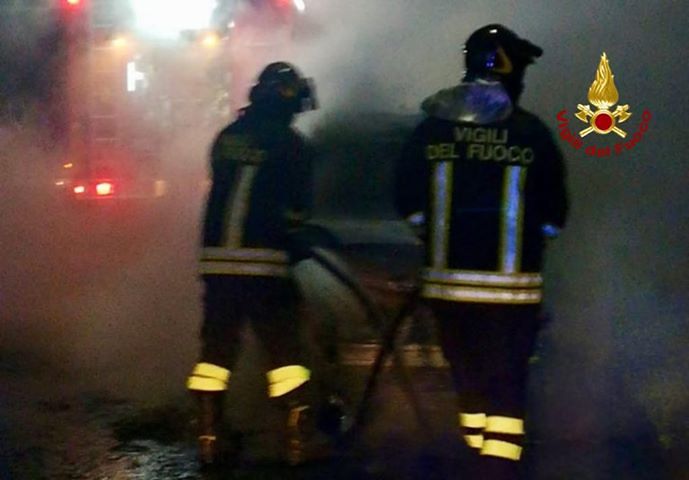 Monserrato, auto in fiamme in pieno centro: giallo sulle cause del rogo