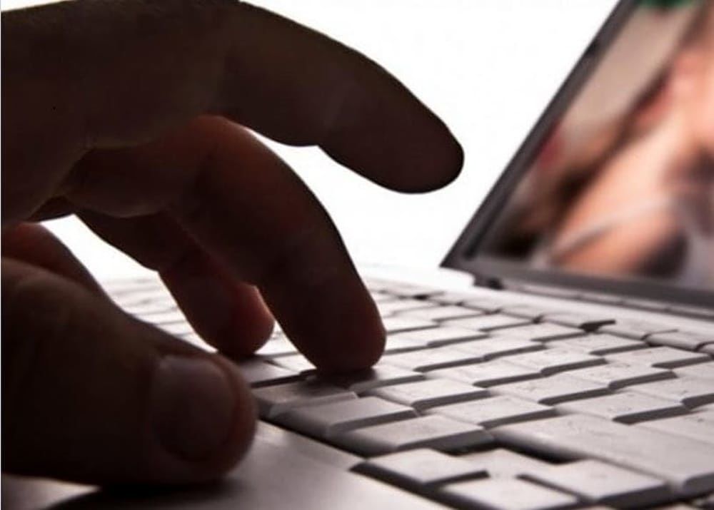 Filmava le pazienti durante le visite e diffondeva i video sui siti hot: nei guai un ginecologo